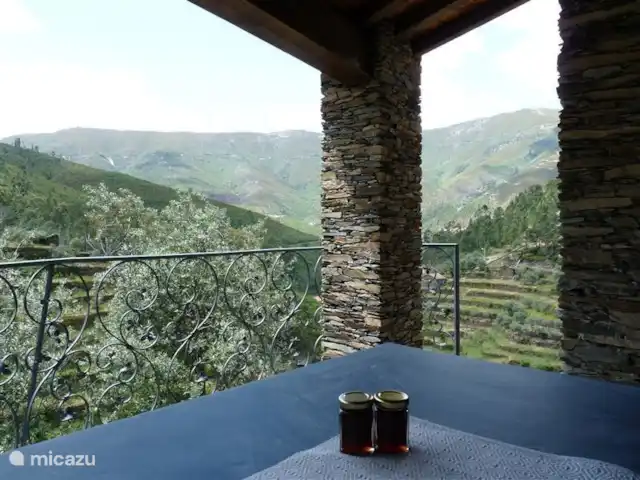 Foz dos Barreiros | Portugal, Coimbra, Piódão - gîte / cottage Deuxième terrasse avec de belles vues et du miel produit localement.
