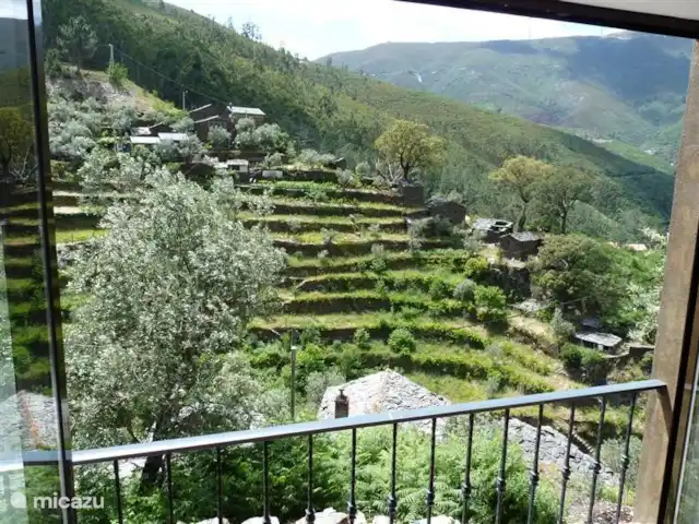 Foz dos Barreiros | Portugal, Coimbra, Piódão - gîte / cottage Vue depuis la plus grande chambre avec des fenêtres qui s'ouvrent.