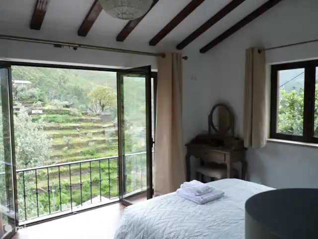 Foz dos Barreiros | Portugal, Coimbra, Piódão - gîte / cottage Plus grande chambre attenante au rez-de-chaussée avec baignoire et lit king size