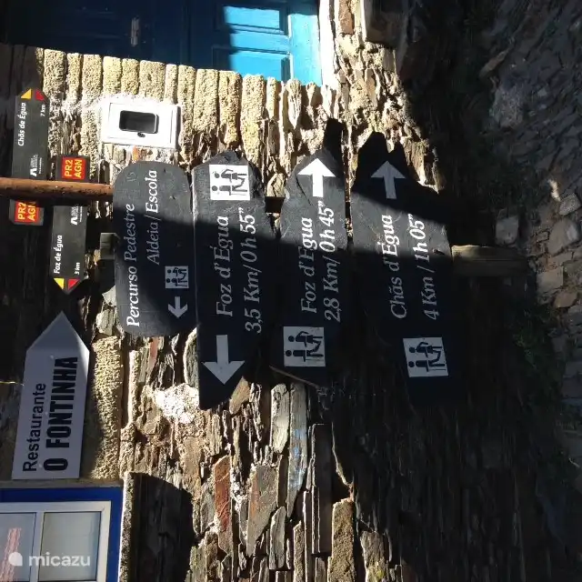 Walking directions in Piodão.