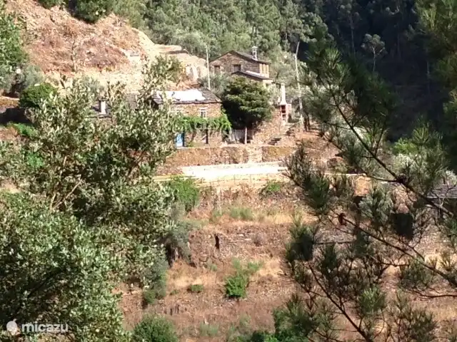 Foz dos Barreiros | Portugal, Coimbra, Piódão - gîte / cottage Emplacement de la maison et de la piscine sur le versant.