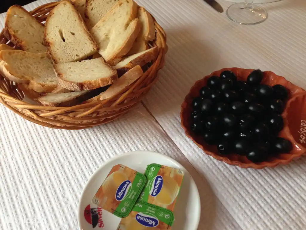 Typische tafeldekking in lokale Portugese restaurants.