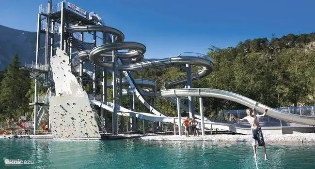 &#193;rea 47 en 10 minutos. El propio pueblo de Sautens tiene una piscina p&#250;blica, con varias piscinas, una piscina infantil, vestuarios y prados de hierba.