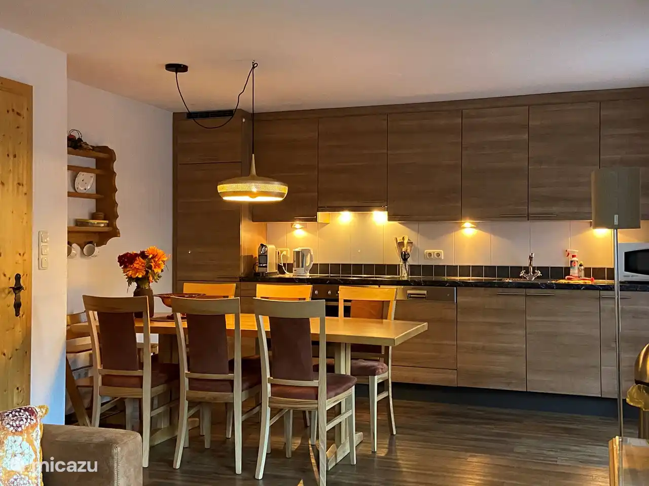 Comedor, para 6 personas. Tambi&#233;n presente: trona ajustable TrippTrapp (madera).