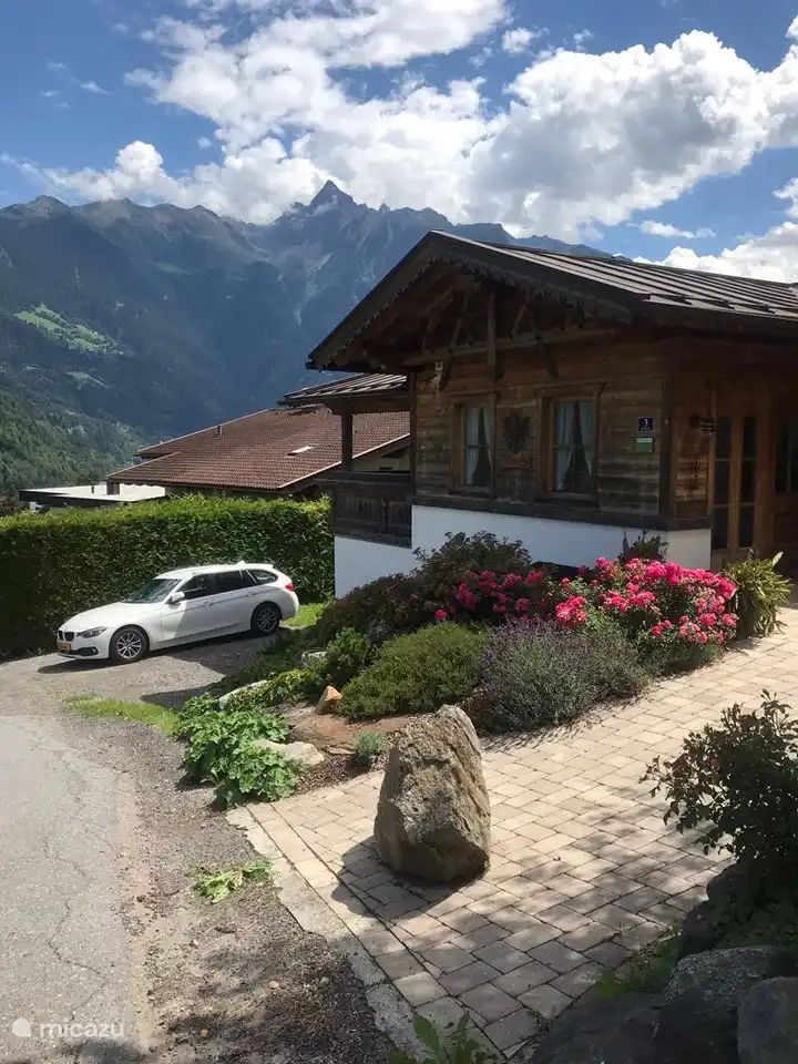 El jard&#237;n de rocas frente a la casa