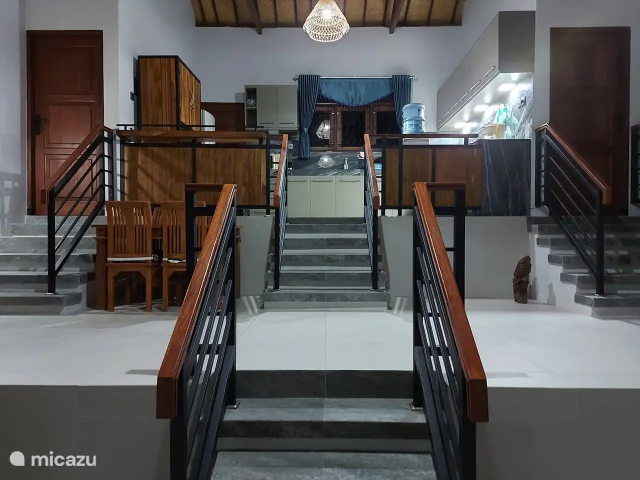 Im Inneren der Villa gibt es aufgrund der Hanglage drei Ebenen.