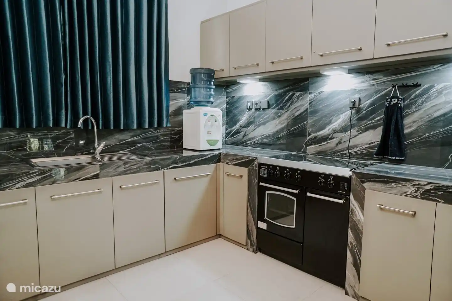 Die Küche ist mit einem Backofen ausgestattet.
Westliche Einrichtung.