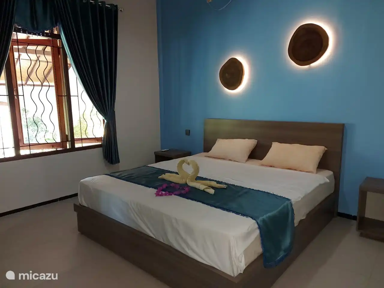 Alle Schlafzimmer verfügen über Klimaanlage, Hintergrundbeleuchtung, Schrank, Schreibtisch und Nachttische.