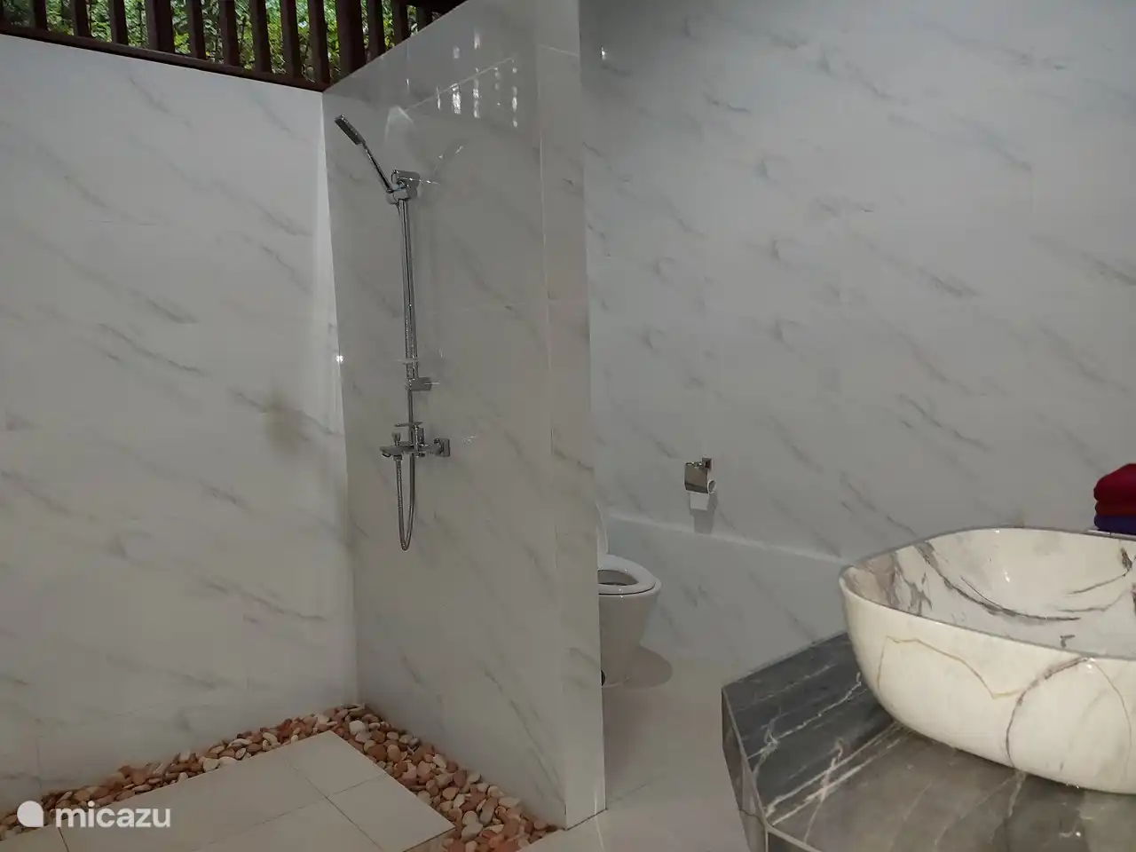 Badezimmer natürlich mit heißem und kaltem Wasser. Viele (Vermietung) Häuser in Indonesien haben nicht heißem Wasser.