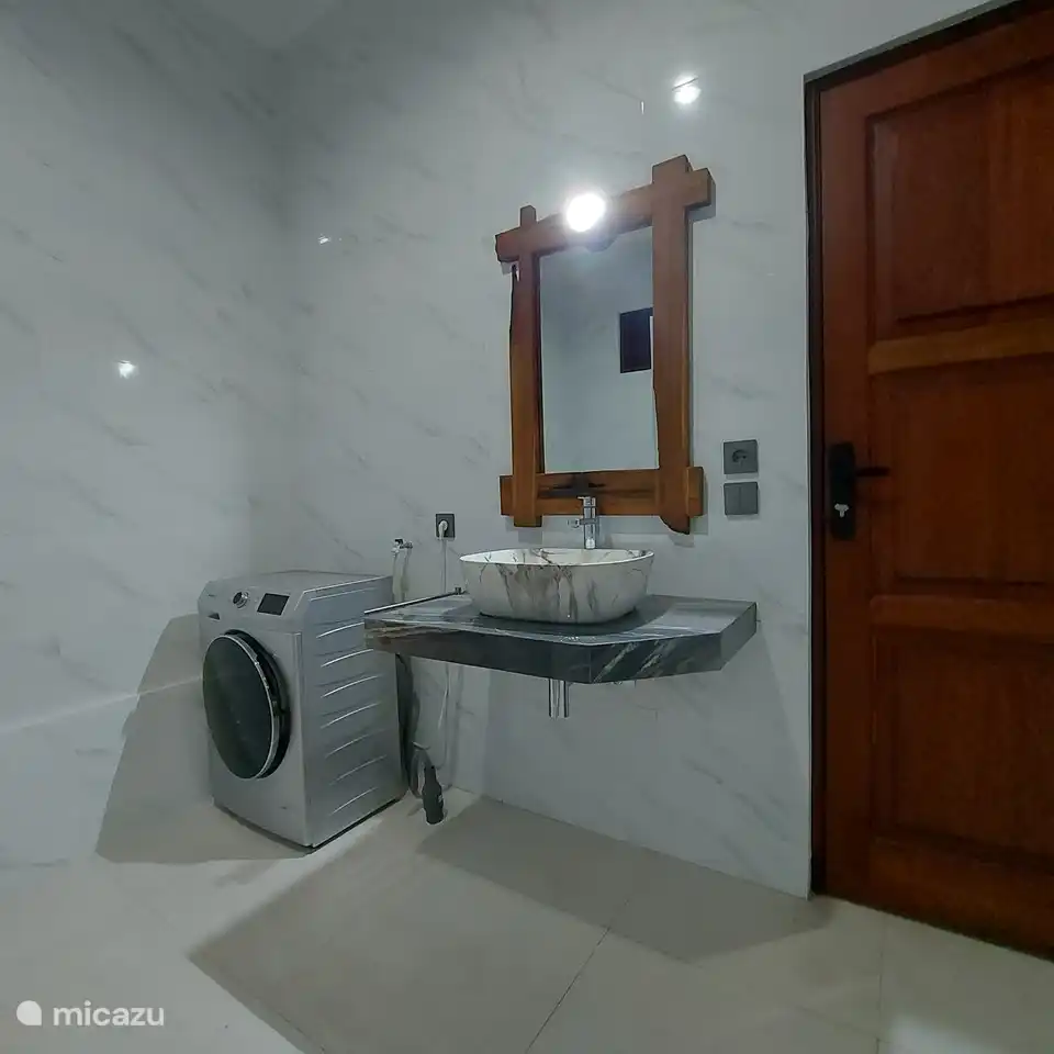 In das Badezimmer ist auch eine Waschmaschine den Sie verwenden werden können. Für ein kleines Trinkgeld ist Ihre Wäsche in der gleichen Zeit jeden Tag getan, und auch gefaltet und gebügelt.