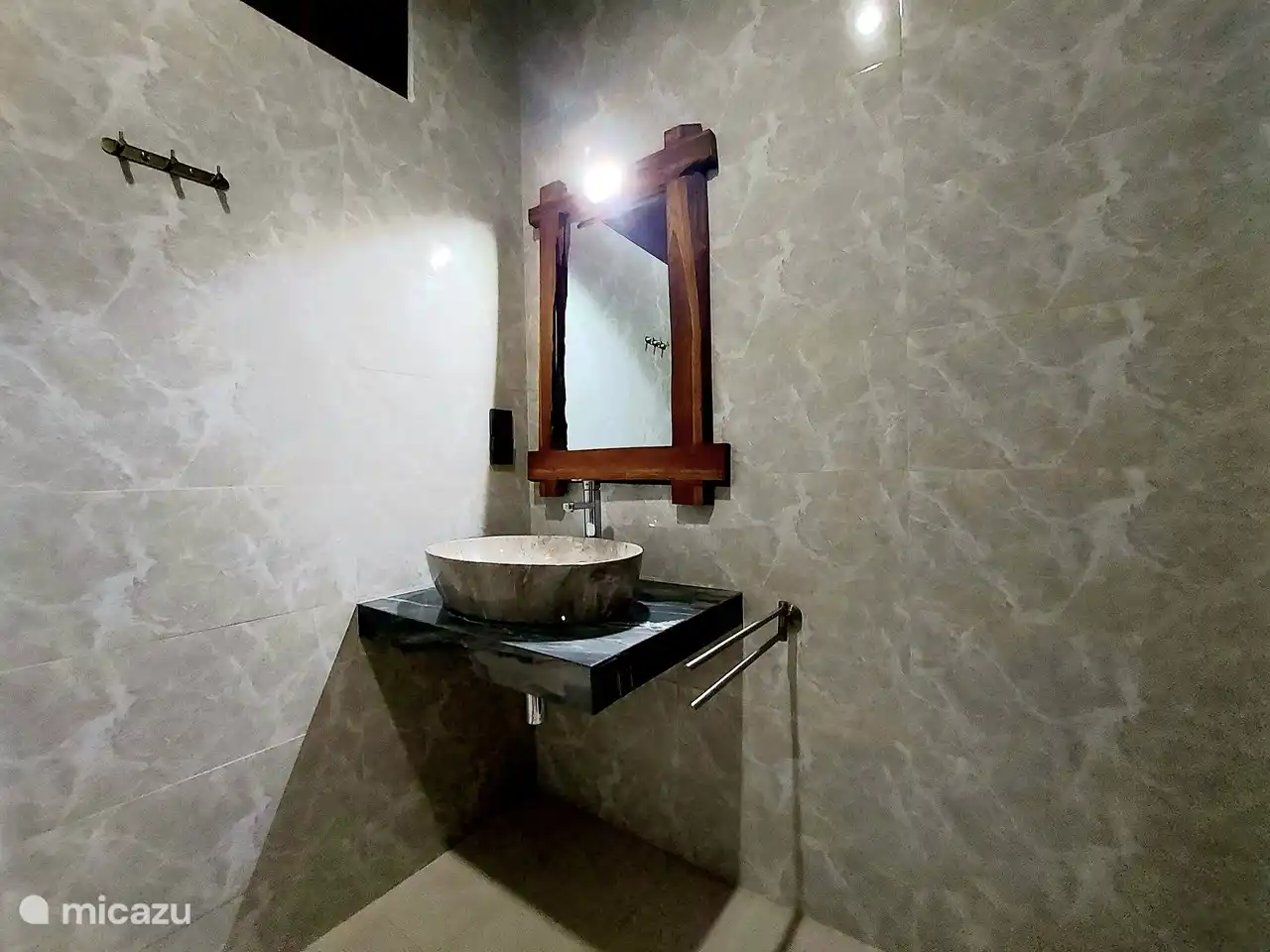 Zweites Badezimmer auch mit kaltem und heißem Wasser.