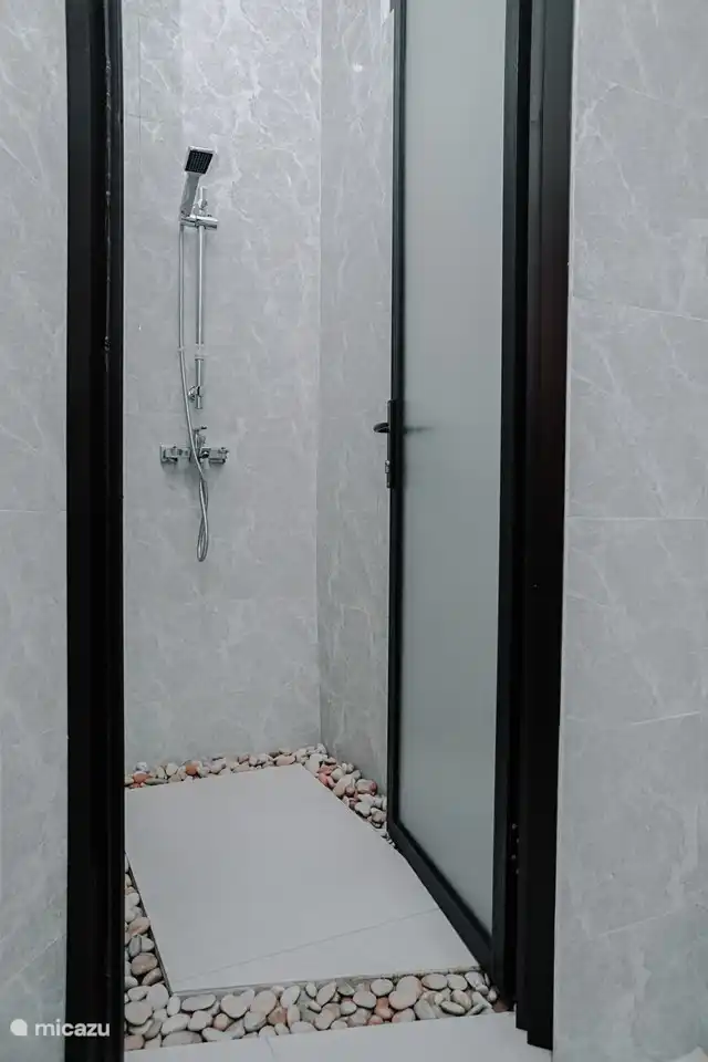 Zweites Badezimmer mit Duschkabine.