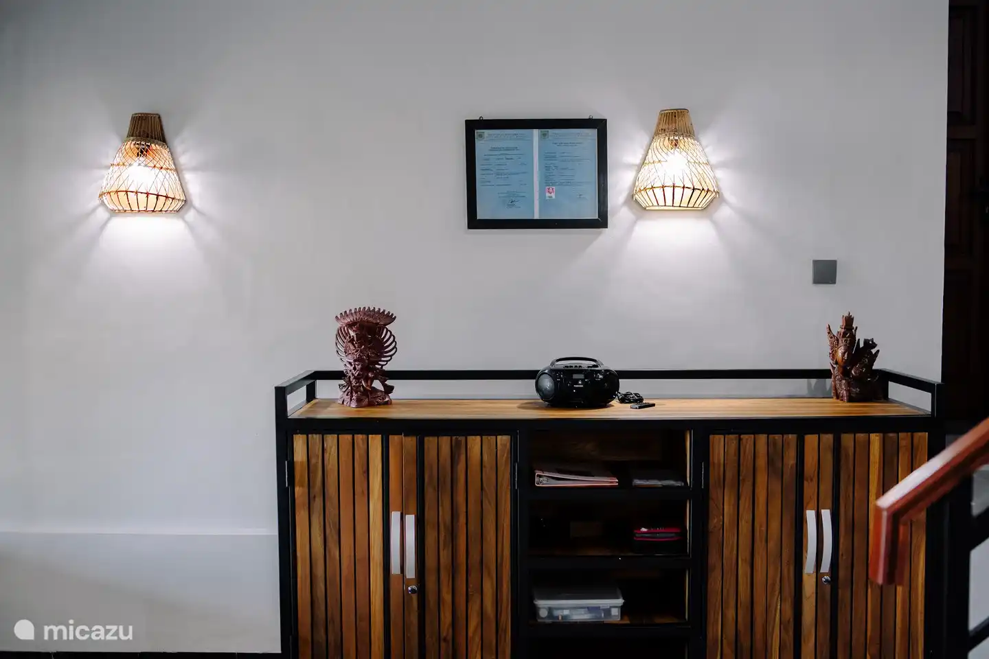 Bücherregal mit vielen niederländischsprachigen Büchern, in dem sich auch Brettspiele befinden.