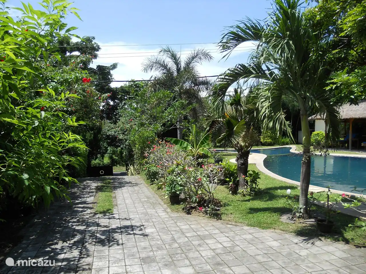 Zugang zur Villa. Mit Tor abschließbar.