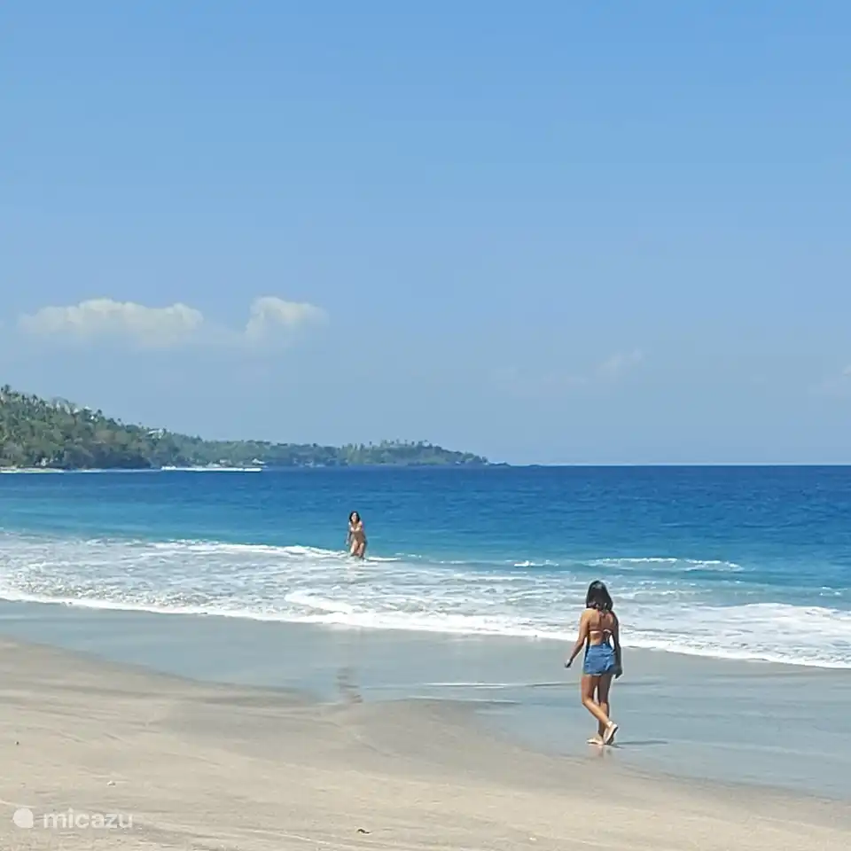 Ein schöner Strand mit feinem weißen Sand. Fast privat, durch die Abwesenheit von anderen Menschen.