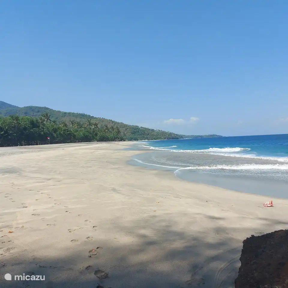 Ein wunderschöner Sandstrand bestehend aus feinem weißen Sand. Vielleicht trifft man dort auf ein paar Fischer.
Wie Sie sehen, ist der Strand sehr sauber. Lassen Sie daher beim Verlassen des Strandes keinen Müll zurück.