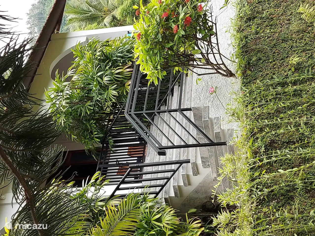 Der Eingang zur Veranda, die durch einen Zaun verschließbar ist.
Dies im Zusammenhang mit der Sicherheit von Kindern.