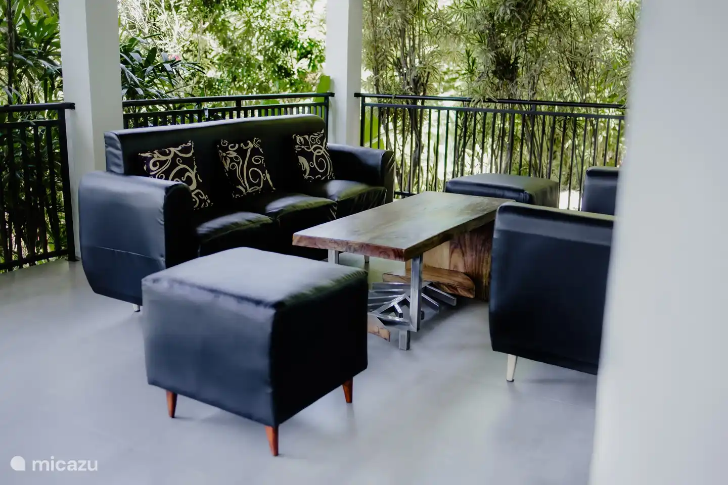 Auf der Veranda stehen Bänke. Entspannen Sie sich einfach nach einer Tour oder einem anderen Aktivitätstag.