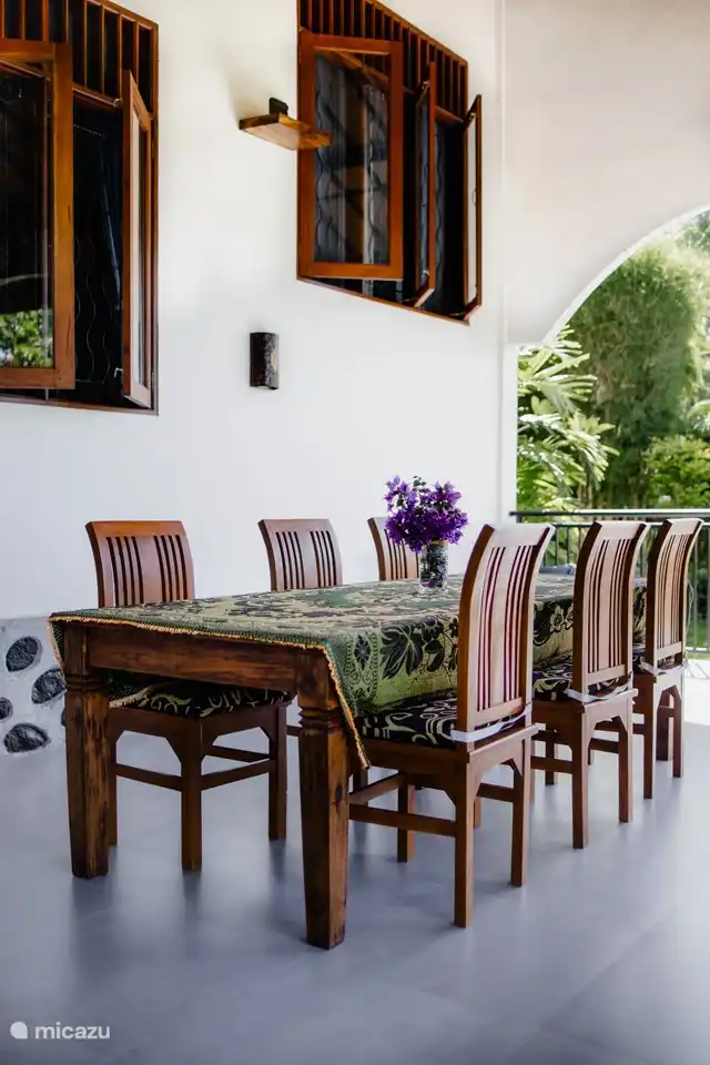 Draußen auf der Veranda ist eine große Acht-Sitzer Teakholz Esstisch. In Indonesien wird in der Regel draußen gegessen. Weil Sie ein wenig höher sind, können Sie kaum von Mücken und Fliegen belästigt werden.