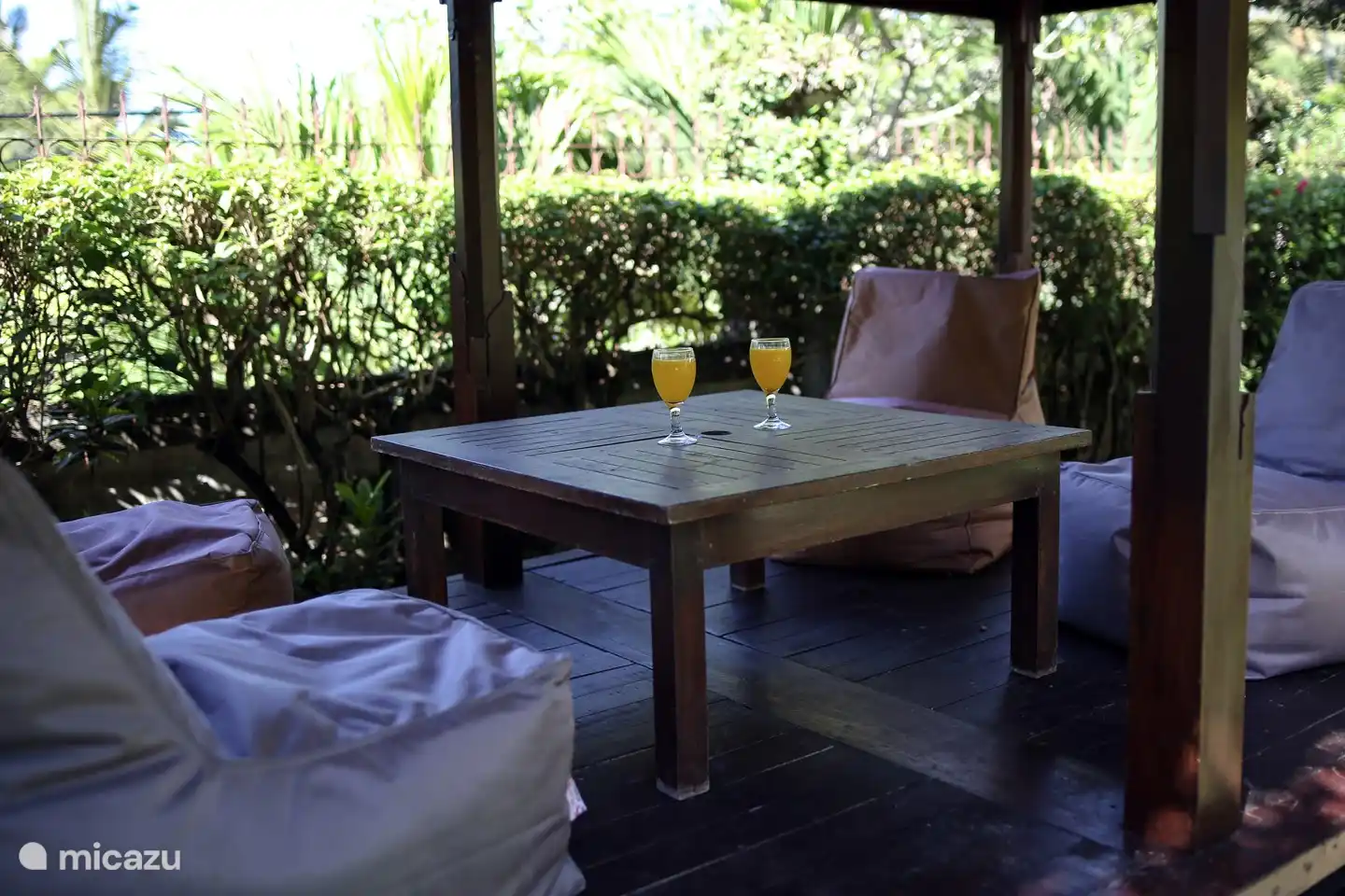 Unten am Pool besteht auch die Möglichkeit, auf Sitzsäcken zu entspannen.