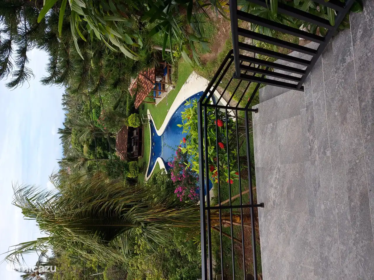 Von der Veranda mit Blick auf den großen Pool mit einer Länge von 15 Metern.