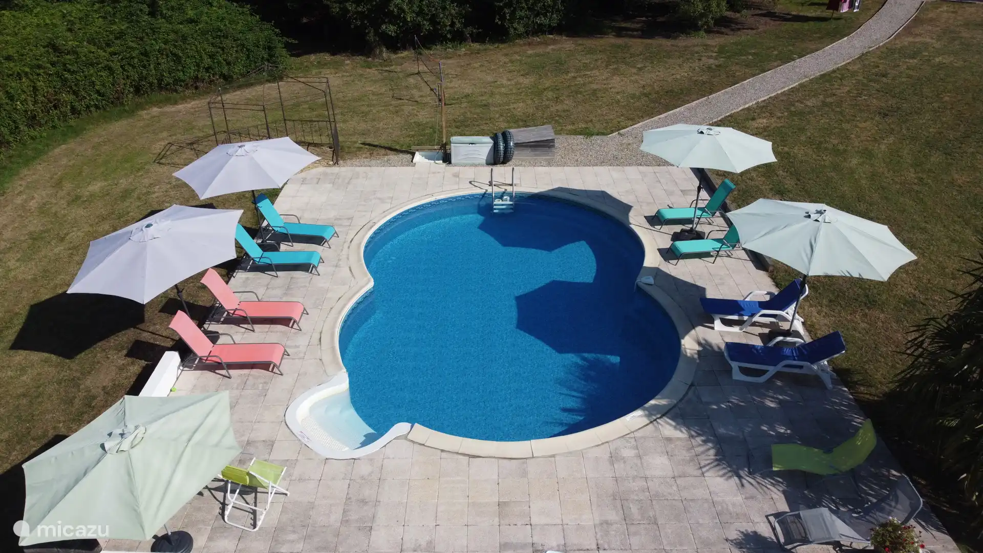 9 meter zwembad met volop ruimte om te ontspannen