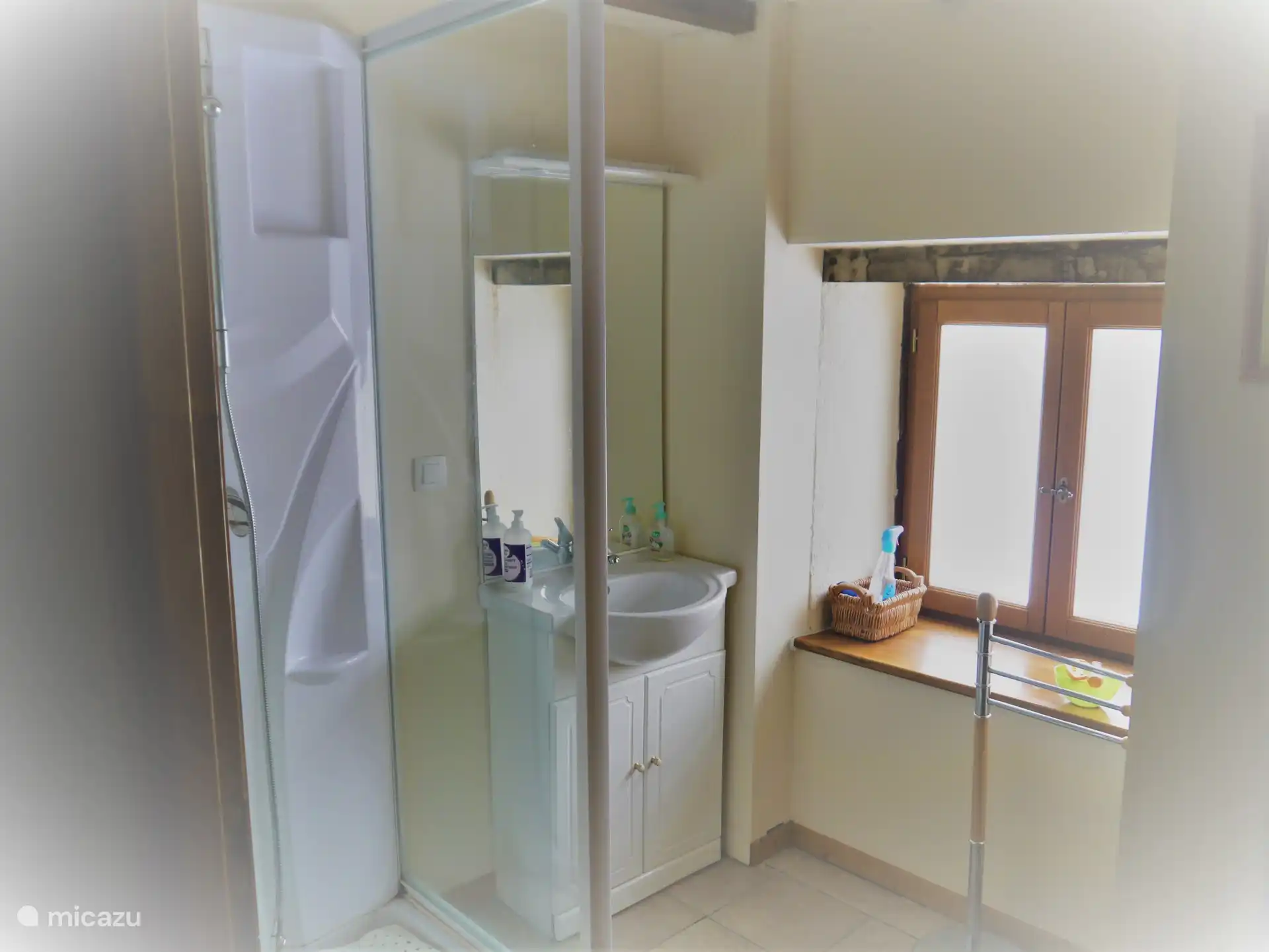 Benedendoucheruimte met toilet