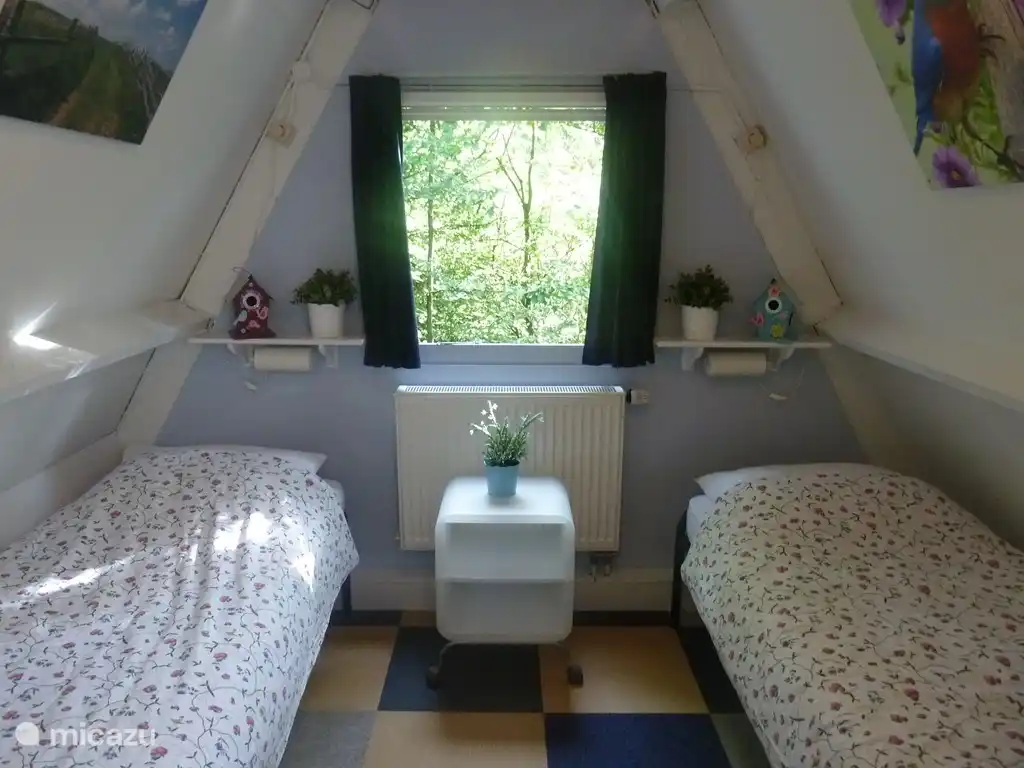 Chambre avec 3 lits simples (1 lit gigogne) dont 1 couette simple