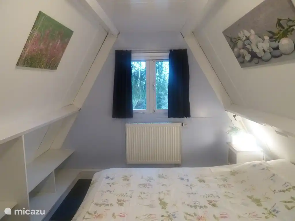 Chambre avec un lit double avec un merveilleux matelas neuf