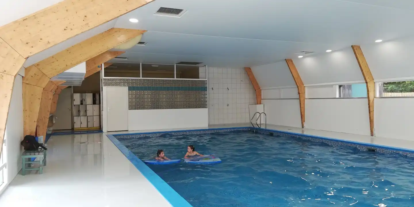 Piscine intérieure gratuite au parc pour nos clients.