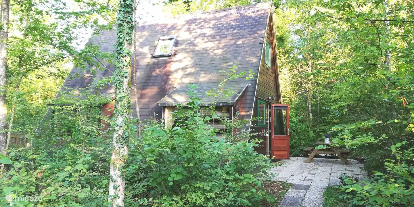 Entrée Huisje 132 avec confortable table de pique-nique ensoleillée pour 6 personnes.