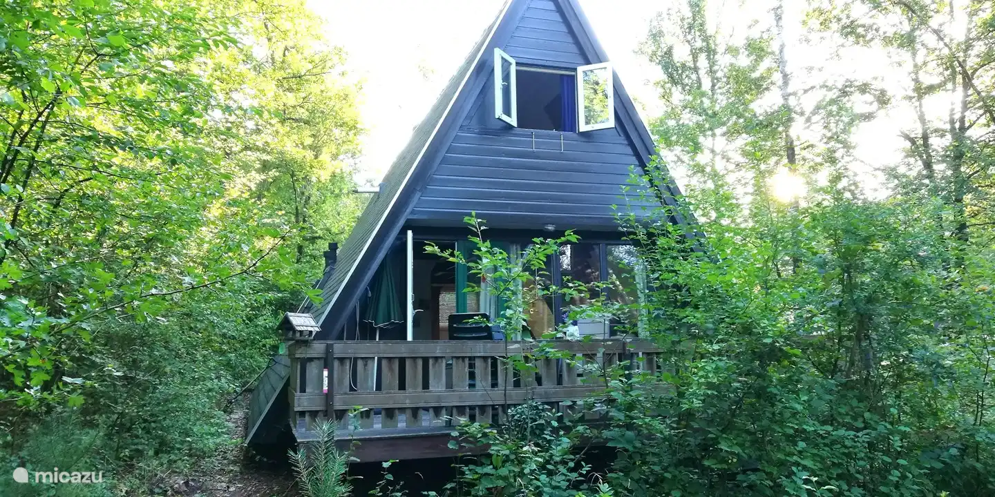Côté terrasse avec vue, confortable salon de jardin 6 pièces avec chaises longues.