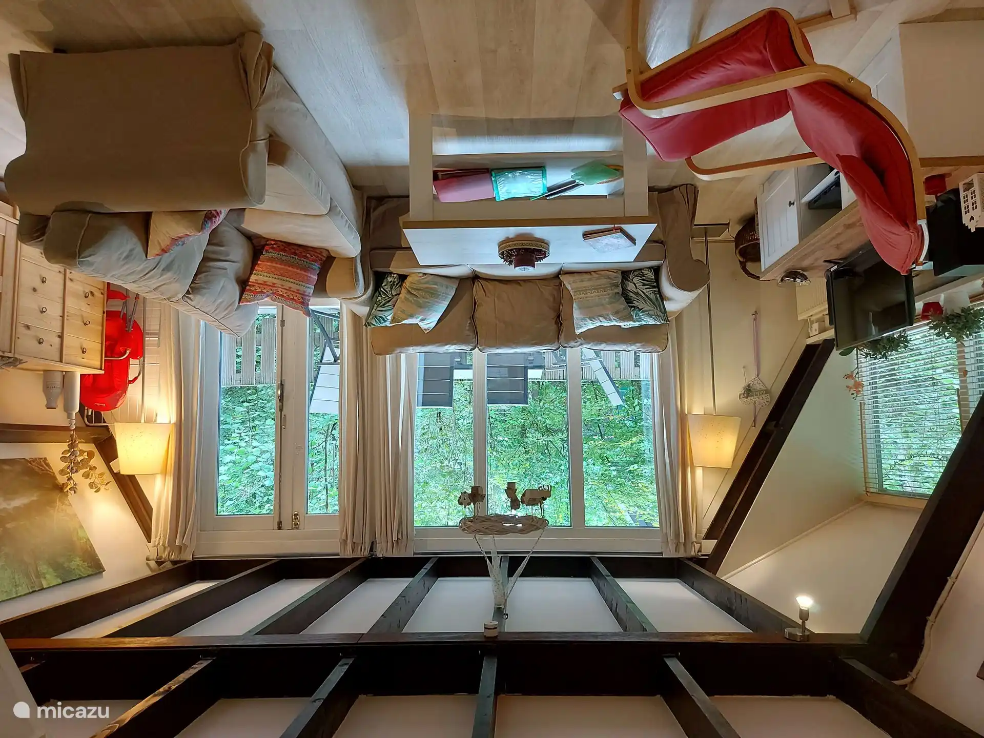 Le salon fraîchement décoré avec beaucoup de lumière vu de la salle à manger. Grande collection de livres, magazines, CD et DVD est disponible !