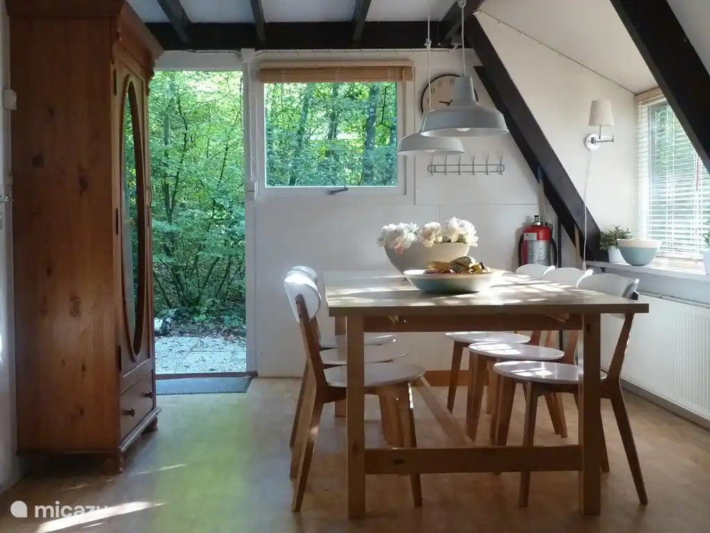 Table à manger spacieuse pour 6 personnes avec porte extérieure sur terrasse avec table de pique-nique