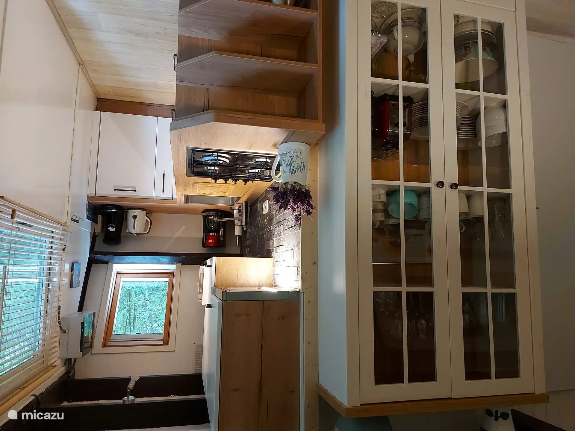 Cuisine légère entièrement équipée, y compris stock de base.