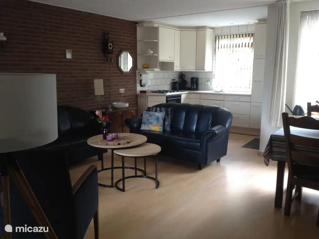 Sonniges Wohnzimmer mit offener Küche und Essbereich