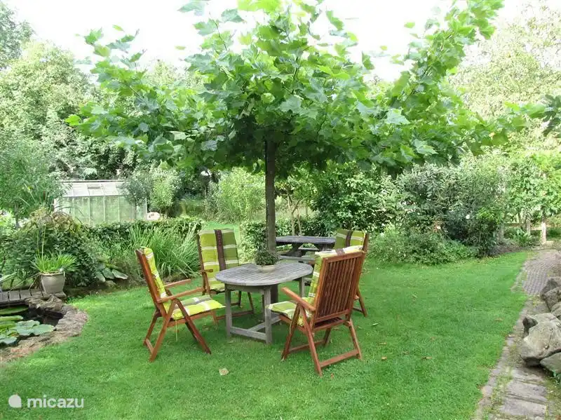 Patio Garten unter dem Baum