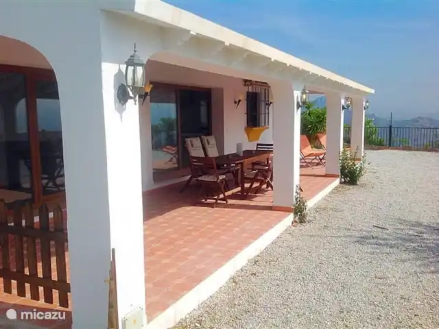 Villa Comares Andalousie Avec Piscine | Espagne, Costa del Sol, Comares - villa Sur la gauche, vous pouvez voir que la véranda a une porte sécurisée pour les enfants à la piscine.