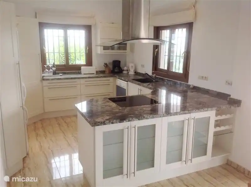 Here a close-up of the luxurious and complete kitchen.