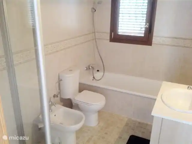 Villa Comares Andalousie Avec Piscine | Espagne, Costa del Sol, Comares - villa Vue dans la deuxième salle de bain avec une douche sur la gauche et une baignoire.