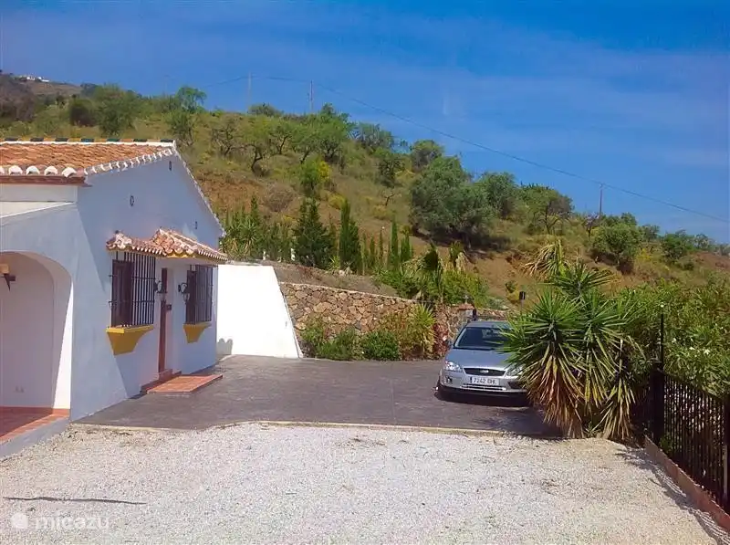 Ample parking, the villa has a paved access path of only 10 meters, so it is easily accessible.