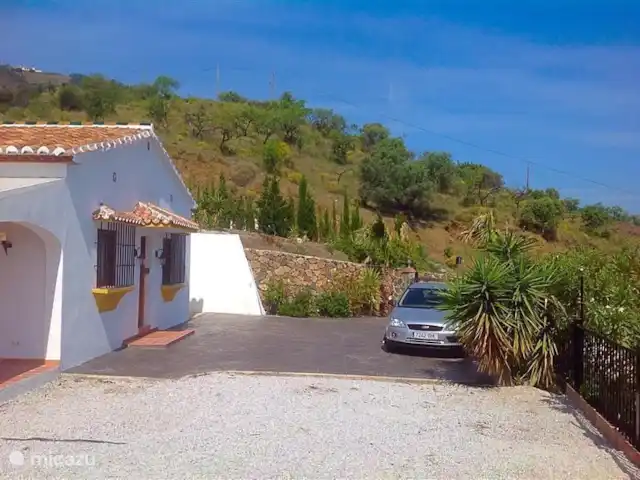 Villa Comares Andalousie Avec Piscine | Espagne, Costa del Sol, Comares - villa Grand parking, la villa dispose d'un chemin d'accès pavé de seulement 10 mètres, donc très facilement accessible.