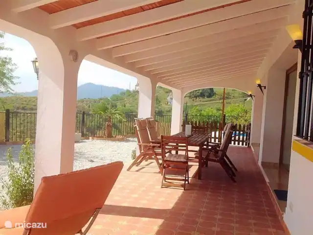 Villa Comares Andalousie Avec Piscine | Espagne, Costa del Sol, Comares - villa Devant toute la maison le long d'une véranda couverte avec de beaux meubles.