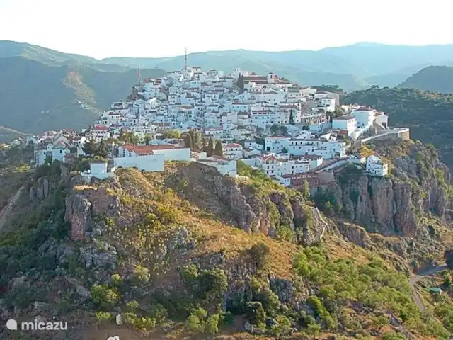 Villa Comares Andalousie Avec Piscine | Espagne, Costa del Sol, Comares - villa Une vue aérienne de Comares, vers le sud-ouest. Beauté, tranquillité et nature dans l'arrière-pays de la Costa del Sol. Une destination idéale pour vos vacances !