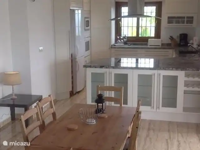 Villa Comares Andalousie Avec Piscine | Espagne, Costa del Sol, Comares - villa Vue vers la cuisine de luxe depuis la salle à manger.