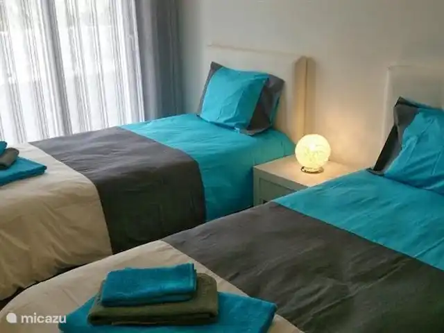Location de Vacances Portugal, Costa de Prata, São Martinho do Porto, appartement - Appartement - Sao Martinho do Porto Chambre avec 2 lits simples et placard spacieux.