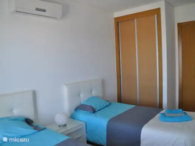 Location de Vacances Portugal, Costa de Prata, São Martinho do Porto, appartement - Appartement - Sao Martinho do Porto Chambre avec 2 lits simples et placard spacieux.