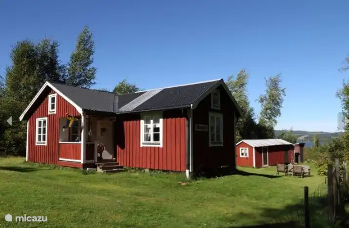 The extra bedroom is behind the cottage