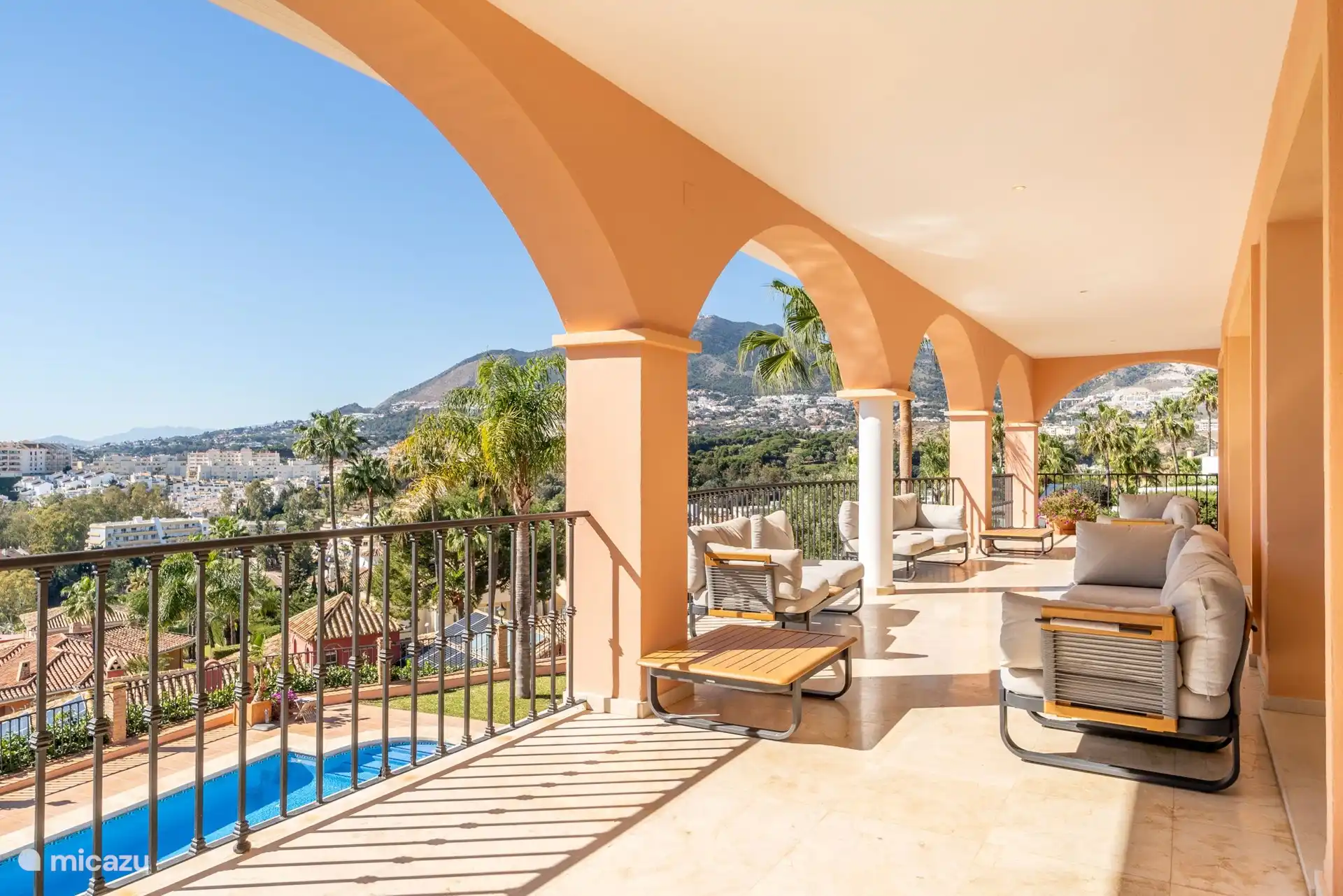 Balcón cubierto junto a la sala de estar.