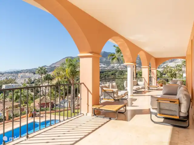 Villa de luxe avec vue mer panoramique | Espagne, Costa del Sol, Benalmádena - villa Balcon couvert à côté du salon